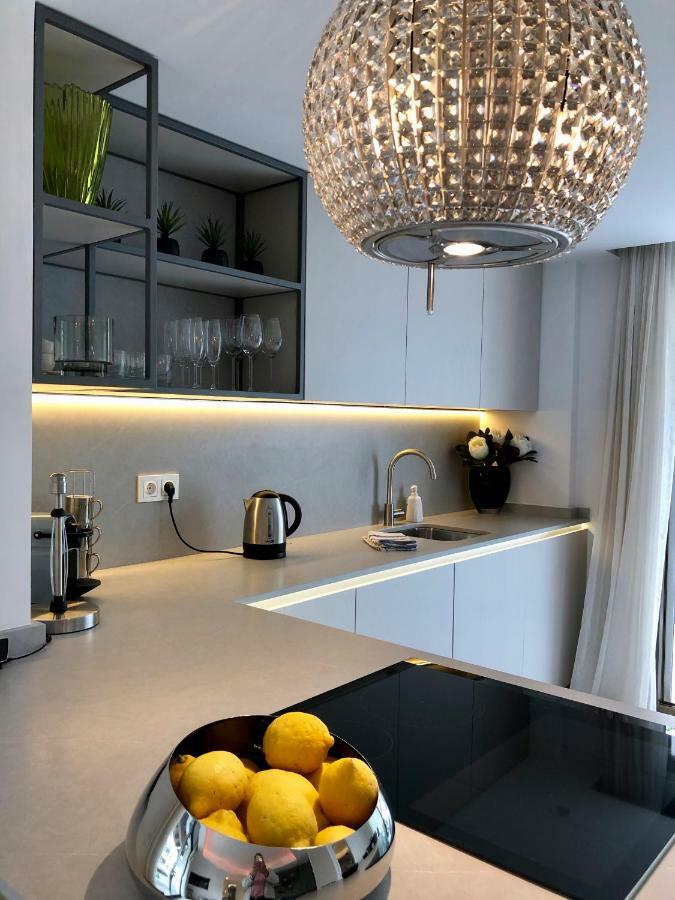 Luxury Apartment In La Isla, Walking Distance To Puerto Banus Marbella Exterior photo
